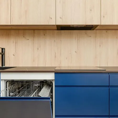 Apartment New Sunny 2 Bedroom With Parking And Air Conditioning By Renters *