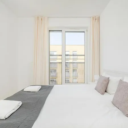 Apartment New Sunny 2 Bedroom With Parking And Air Conditioning By Renters