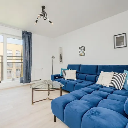 New Sunny 2 Bedroom With Parking And Air Conditioning By Renters Apartment *