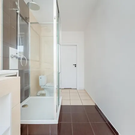 New Sunny 2 Bedroom With Parking And Air Conditioning By Renters Apartment